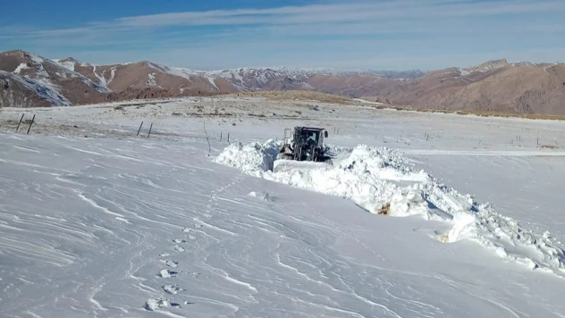 Yüksekova'da kar kalınlığının 2 metreyi bulduğu yolda zorlu çalışma