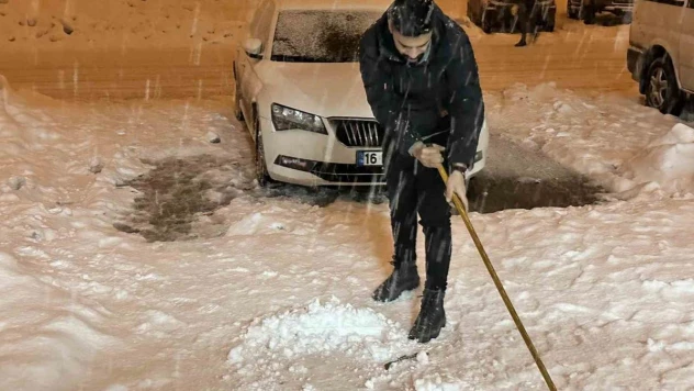 Yüksekova'da kar yağışı başladı