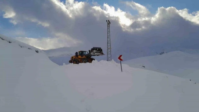 Yüksekova'da karla mücadele çalışması başladı