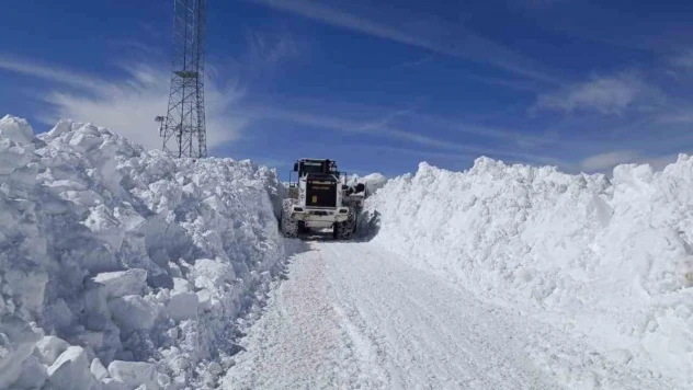Yüksekova'da karla mücadele sürüyor