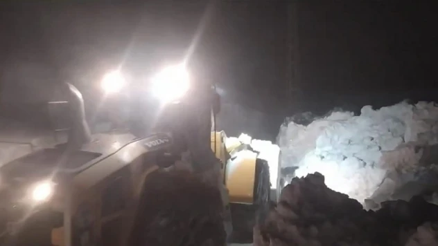 Yüksekova'da kepçe boyunu aşan karda yol açma çalışması