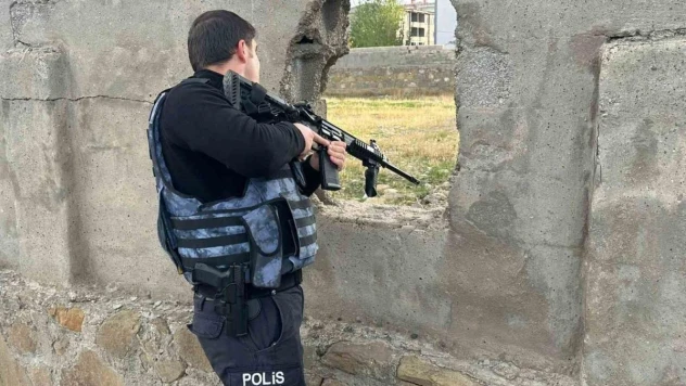 Yüksekova'da metruk binalarda uyuşturucu içenler arandı