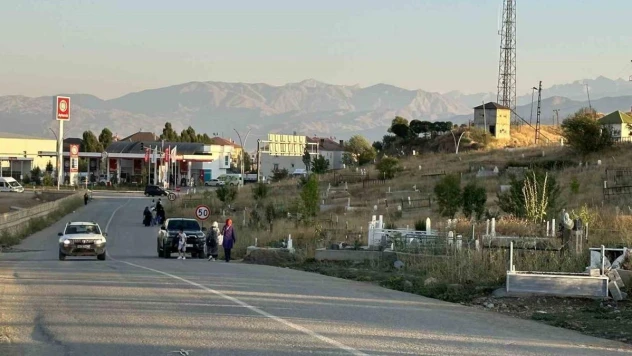 Yüksekova'da mezarlıkta yer kalmadı, mezarlar yola taştı
