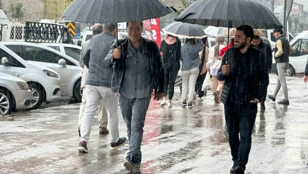 Yüksekova'da sağanak yağış etkili oldu