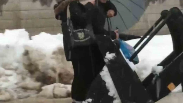 Yüksekova'da yolda mahsur kalan vatandaşları ekipler kepçeyle kurtardı