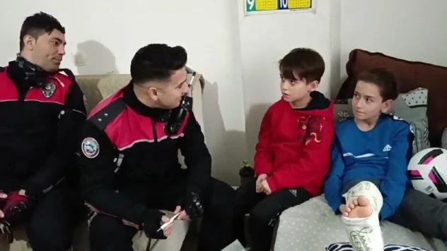 Yunus polislerinden ayağı kırılan küçük Berat'a ziyaret