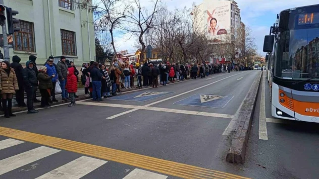 Yüzlerce vatandaş Sivrihisar Dövme Sucuk Festivali'ne gitmek için sıraya girdi