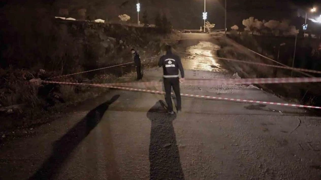 Zabıta ekipleri buzlanan yolda önlem aldı