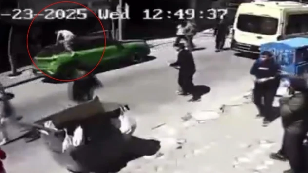 Zeytinburnu'nda deprem esnasında balkondan atlayan genç arabanın üzerine düştü