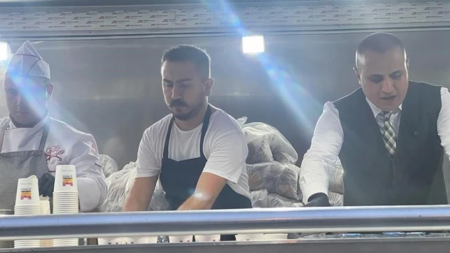 Zeytinburnu'nda güne sıcak çorba ikramı ile başlıyorlar