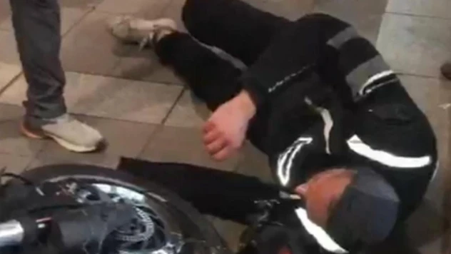 Zeytinburnu'nda hafif ticari araç ile motosiklet çarpıştı: 1 yaralı