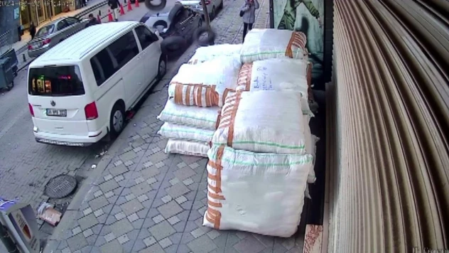 Zeytinburnu'nda inanılmaz anlar kamerada: Kaldırımda yürüyen kadının üzerine lastik yağdı