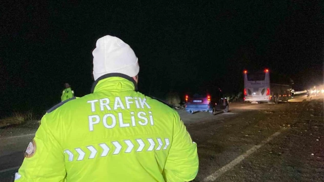 Zonguldak'ta karayolunda heyelan: Araçta hasar meydana geldi