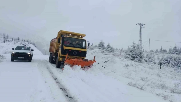 Zorlu kış şartlarında küreme uygulamaları devam ediyor