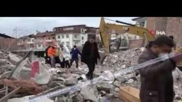 Enkaz altından erkek cesedi bulundu