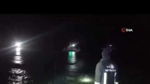 Otomobilini Van Gölü'ne süren genç kurtarıldı