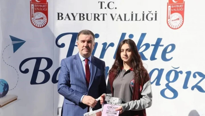 'Birlikte Başaracağız' projesiyle öğrencilere kaynak kitap dağıtımı yapıldı