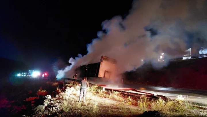Erzincan'da TIR alev alev yandı