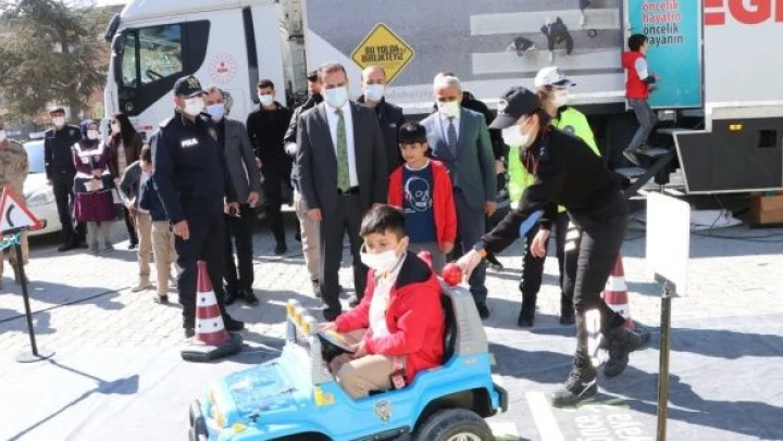 Mobil Trafik Eğitim TIR'ı Hakkari'de