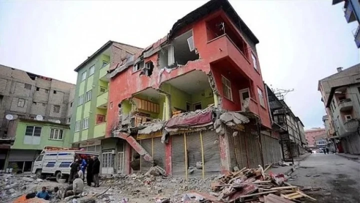 Van'ın önde gelen isimlerinden deprem mesajları
