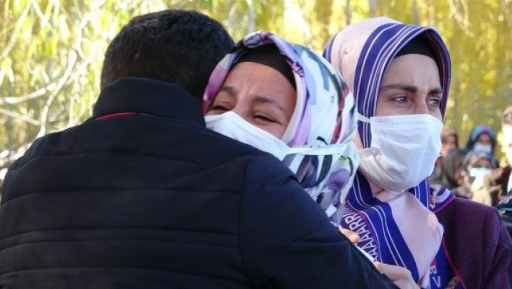 Aşı olmayan öğretmen koronavirüse yenildi
