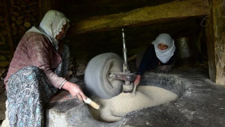 Asırlık değirmenle geçimlerini sağlıyorlar