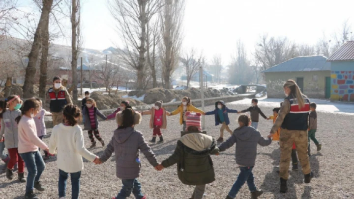 Bitlis'te kadın komutanlar öğrencileri sevindirdi