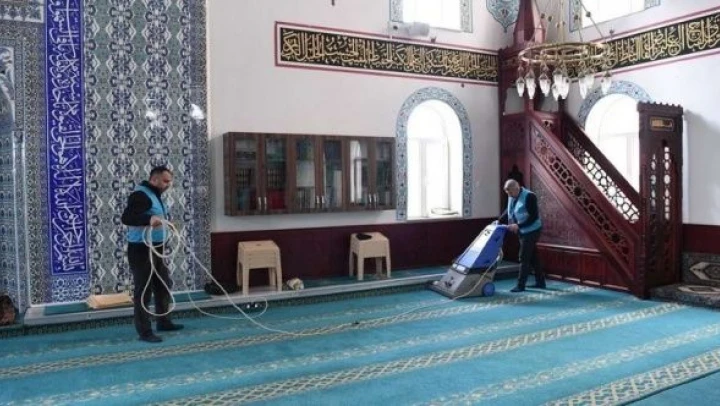 Muş Belediyesi ekipleri ibadethaneleri temizledi