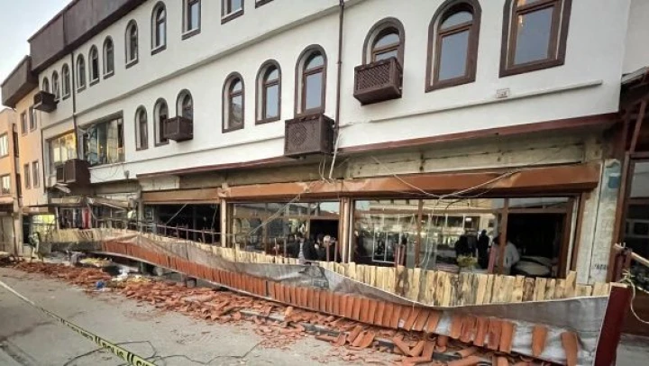 94 yıllık çarşının sundurması çöktü