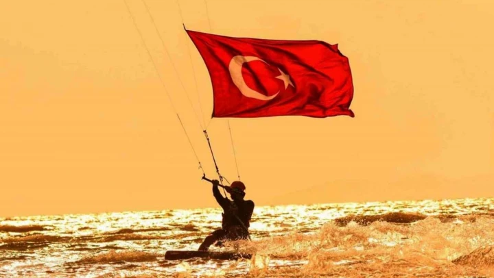 Akyaka'da Azmak tekne turunda 29 Ekim kutlaması