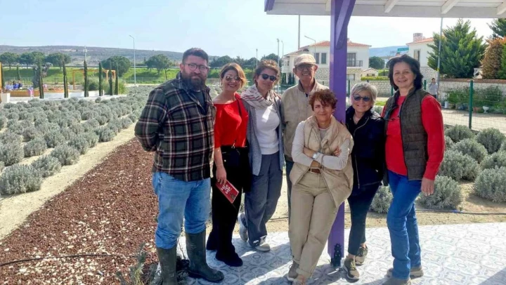Alaçatı Gıda Topluluğu üyeleri lavanta bahçesinde buluştu