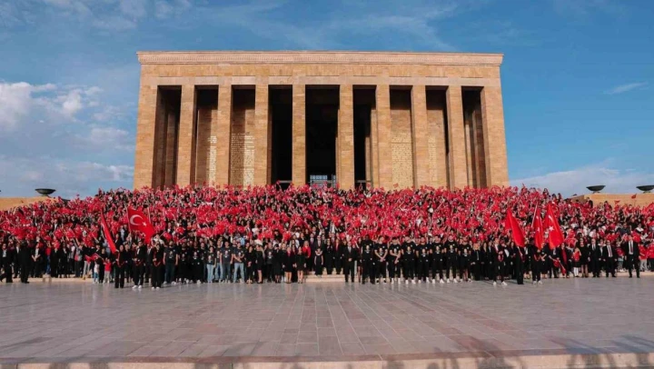 Bahçeşehir Koleji'nden 5 bin kişiyle Ata'ya 100'üncü yıl ziyareti