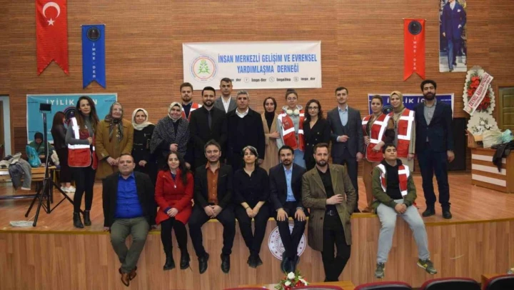Depremzedeler yararına tiyatro gösterimi gerçekleştirdi