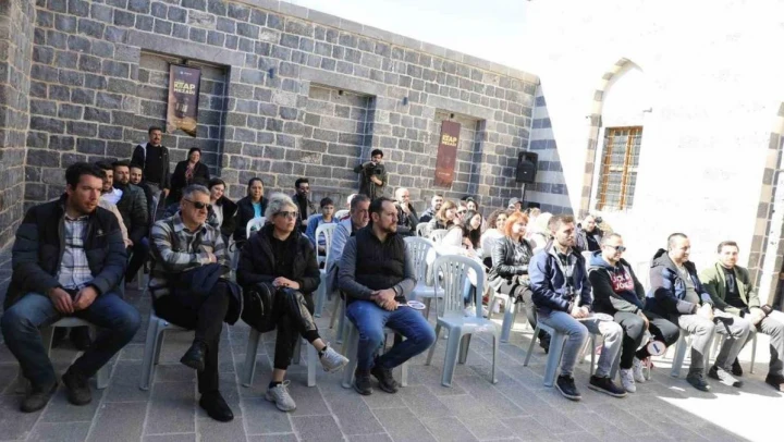 Diyarbakır'da Paşa Hamamı'nda kitap mezadı yapıldı
