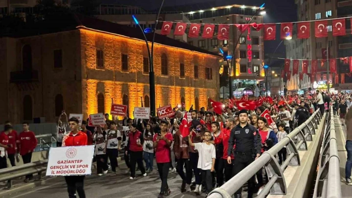 Gaziantep'te 29 Ekim coşkusu fener alayıyla sürdü