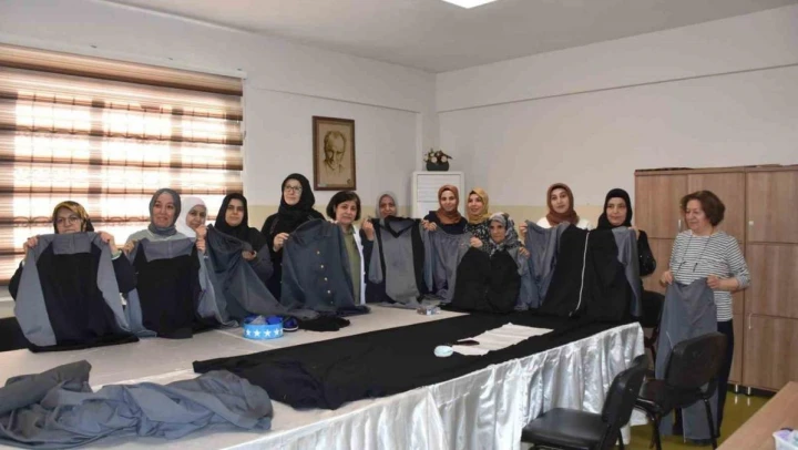 Kadınlar kendi diktikleri eşofmanları giyip koştular