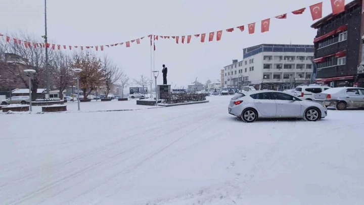 Malazgirt'te kar yağışı