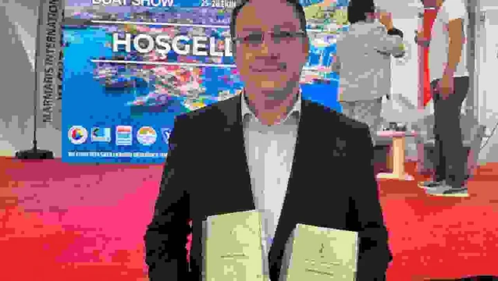 Marmaris Boat Showda Ticaret  Odası Başkanı Ayhan'a 92 yıllık tasdikname takdim edildi