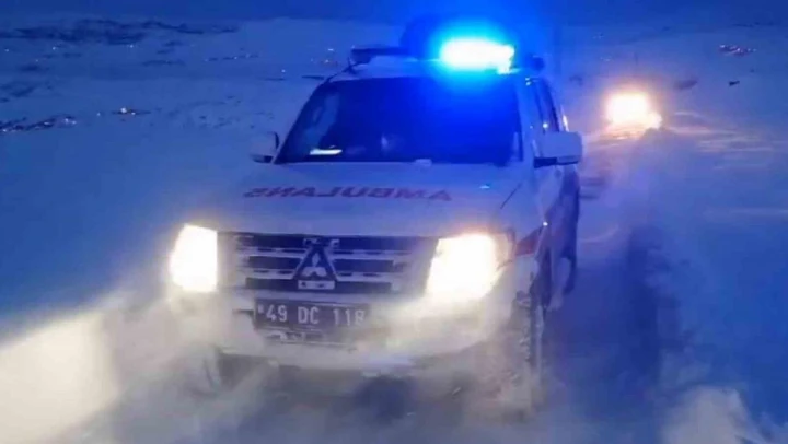 Muş'ta sağlık çalışanları yolu kapanan köylerdeki hastalar için seferber oldu