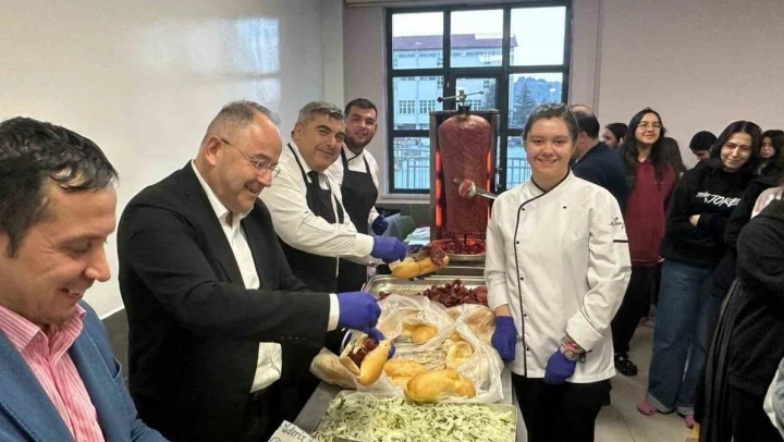 Sünnetci, öğrencilere döner ikram etti