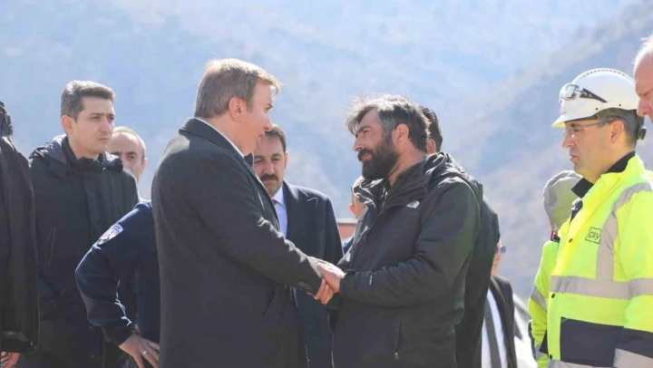 Vali Aydoğdu, göçük altında kalan işçilerin ailelerini ziyaret etti