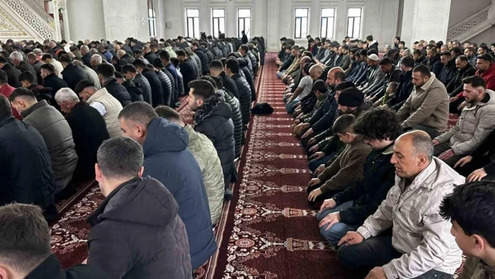 Yüksekova'da bayram namazında vatandaşlar camileri doldurdu