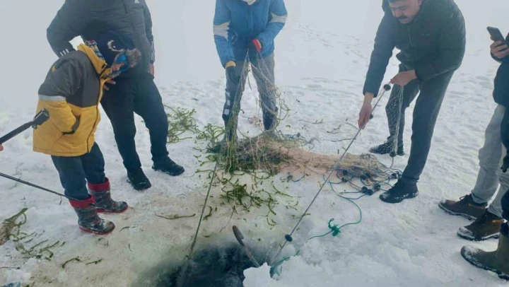 Yüzeyi buz tutan Balık Gölü'nde, buzu kırıp balık tuttular