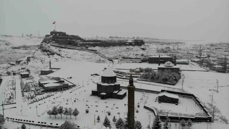 Kars'ta kar keyfi: Kent tarihi yapılarıyla birlikte beyaz örtüye büründü