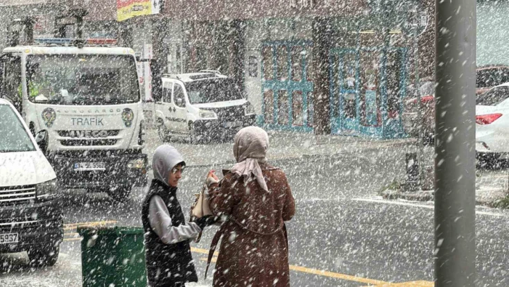 Arnavutköy beyaza büründü: İstanbul'da kar yeniden başladı