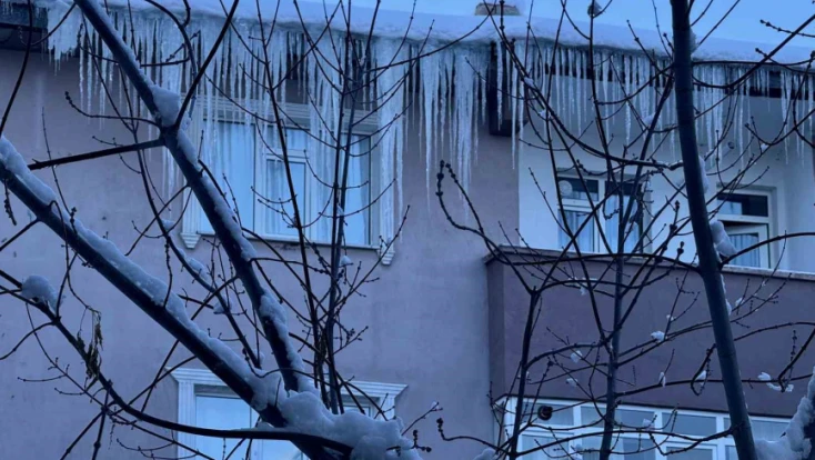 Metrelerce buz sarkıtları Ağrı'da yayalar için büyük tehlike