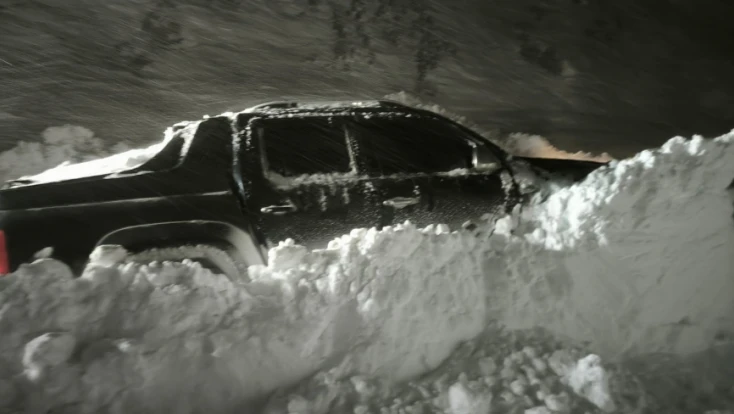 Dağlıca yolu çığa teslim oldu: Araçtakiler zorlu operasyonla kurtarıldı