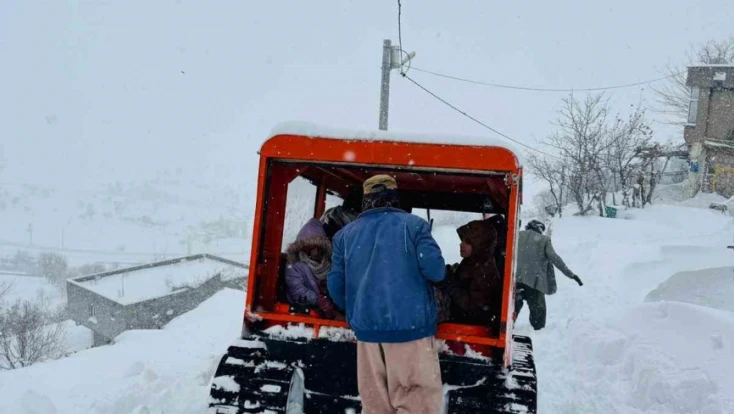 Ayağı kırık vatandaşı dondurucu soğukta 400 metre sırtlayan AFAD