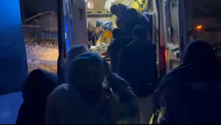 Kar esaretindeki Dere köyünde doğum sancısı: Ekipler seferber