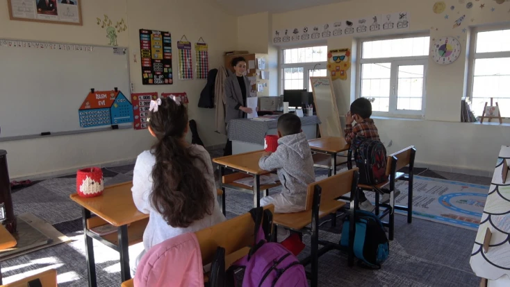 Tek öğretmen, dört öğrenci: Köy okuluna yürek ısıtan dokunuş
